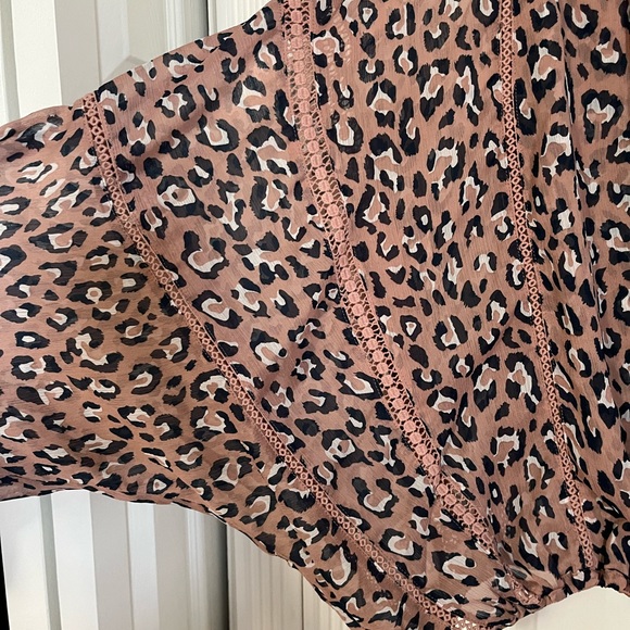 Pink/Navy leopard print blouson top - Picture 4 of 5